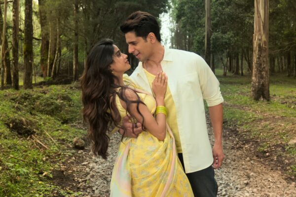 Sidharth & Janhvi's New Movie Param Sundari Teaser Review